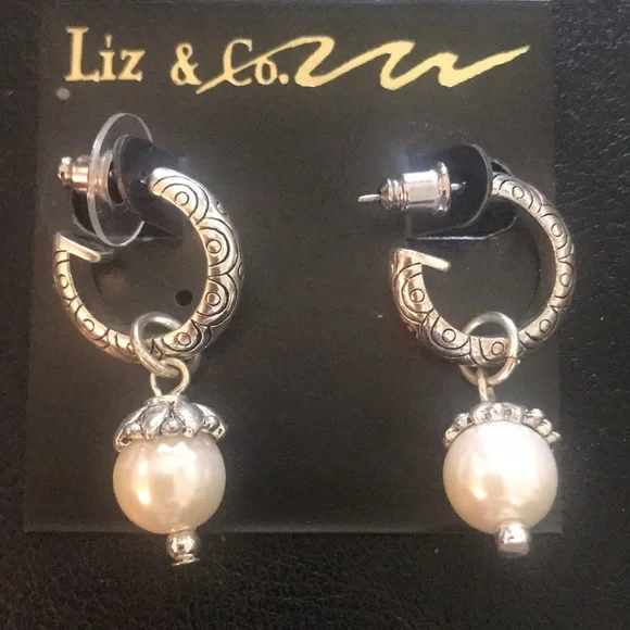 Silver and dangling Pearl earring by Liz & Co. - Picture 6 of 6
